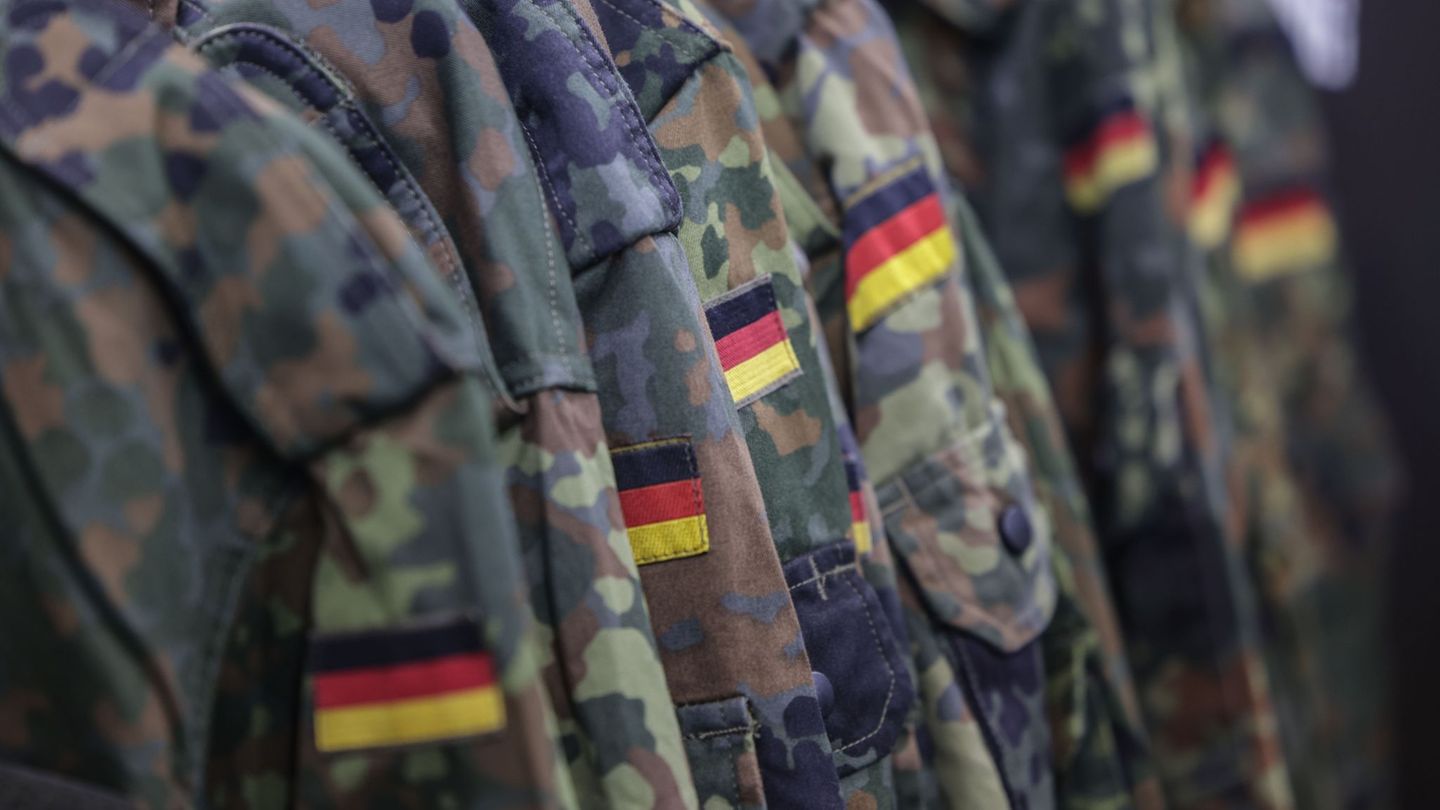 Laut Polizei trug der Bundeswehr-Soldat bei dem Angriff Uniform. (Symbolbild) Foto: Oliver Berg/dpa
