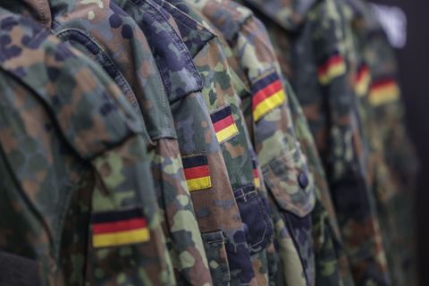 Laut Polizei trug der Bundeswehr-Soldat bei dem Angriff Uniform. (Symbolbild) Foto: Oliver Berg/dpa