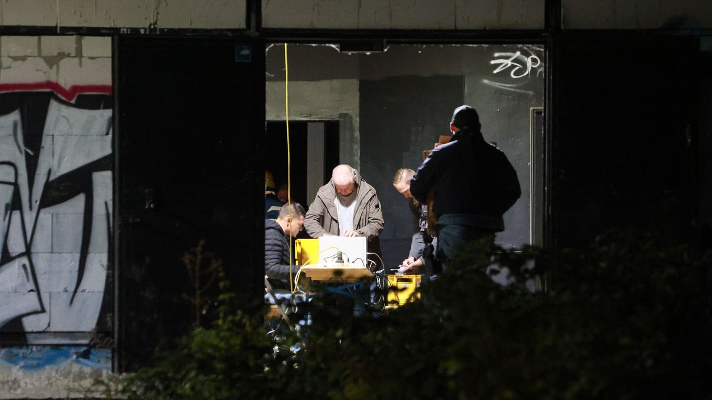 Bei einer Razzia in Ballenstedt wurden drei Menschen vorläufig festgenommen. Foto: Matthias Bein/dpa