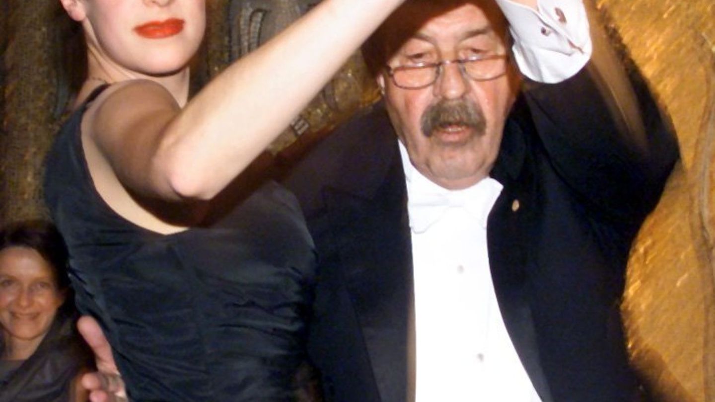 Helene und Günter Grass tanzten bei der Nobelpreisgala 1999. (Archivbild) Foto: Kay Nietfeld/dpa