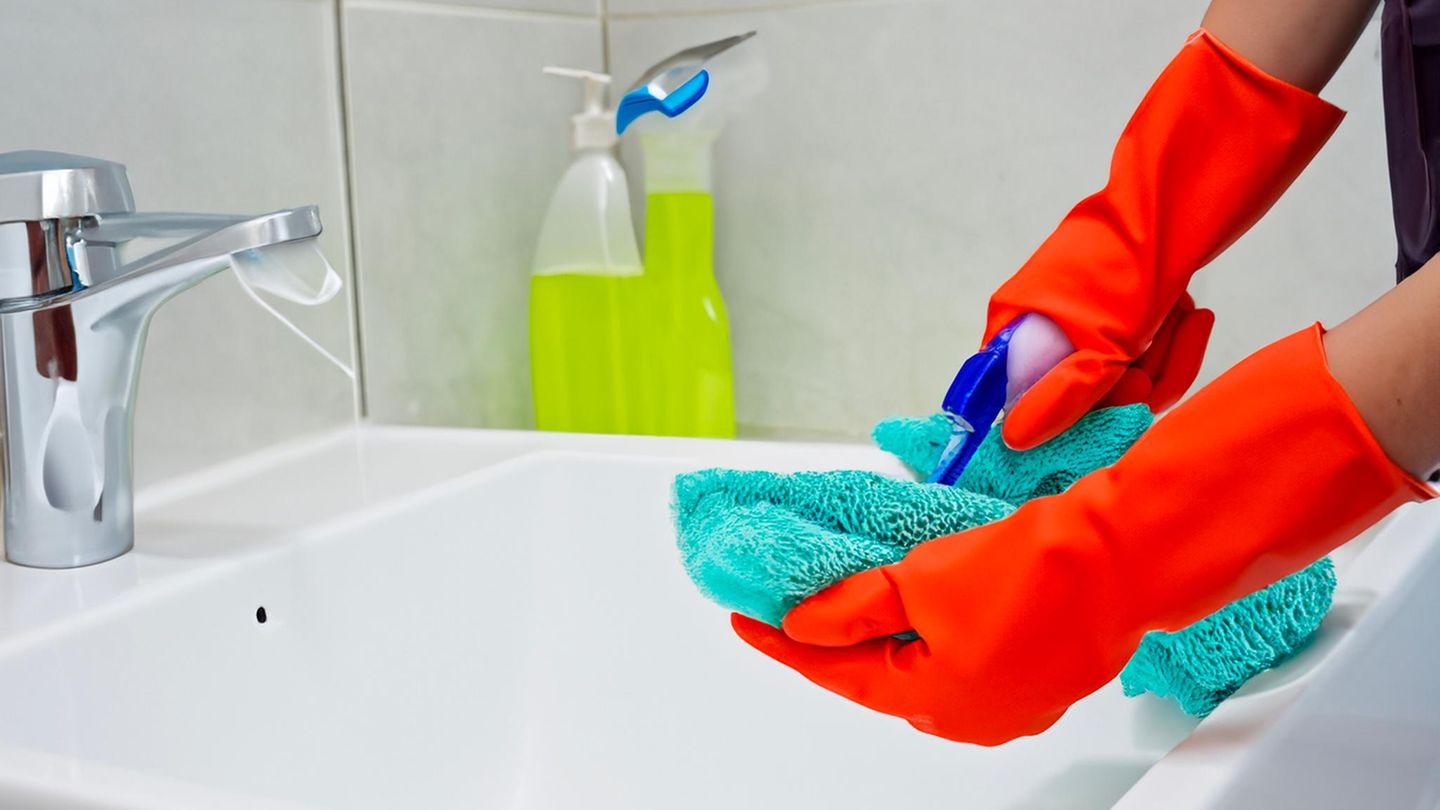 Waschbecken reinigen: Am besten mit Handschuhen