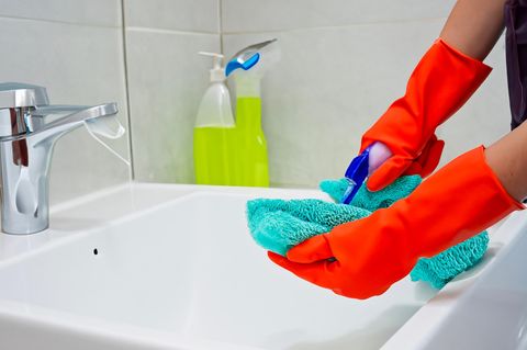 Waschbecken reinigen: Am besten mit Handschuhen