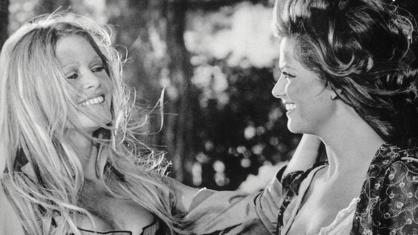 Claudia Cardinale und Brigitte Bardot lachen sich an in "Petroleummiezen"