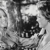 Claudia Cardinale und Brigitte Bardot lachen sich an in "Petroleummiezen"