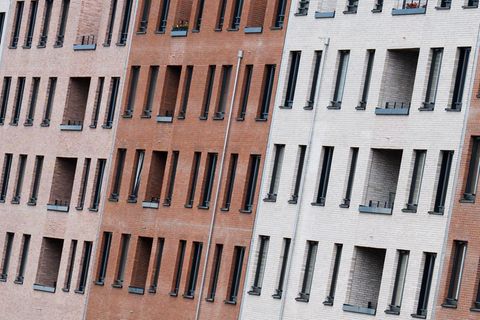 Auch außerhalb der großen Städte zogen die Preise für Wohnimmobilien fast überall an. Foto: Julian Stratenschulte/dpa