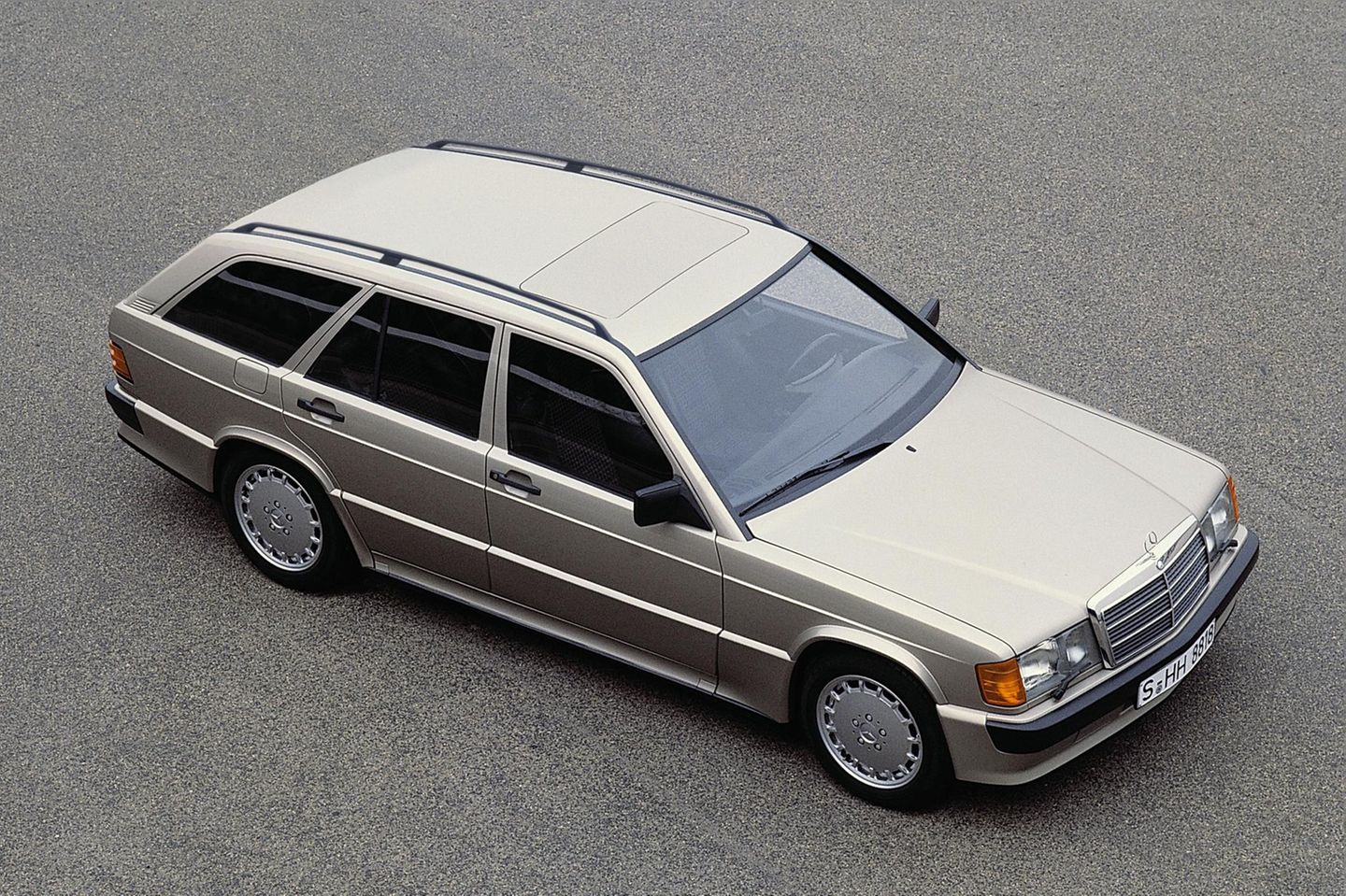 Mercedes 190 Kombi 1982 führte Mercedes-Benz die 190er-Modellreihe ein – die neue Fahrzeugklasse war der Beginn einer neuen Ära. Erfolgreich wäre sicher auch eine modern designte, kompakte Kombi-Variante im Stil des größeren T-Modells gewesen. Einen Kombi gab es erst bei den Nachfolgern (C-Klasse ab 1993, T-Modell ab 1996)