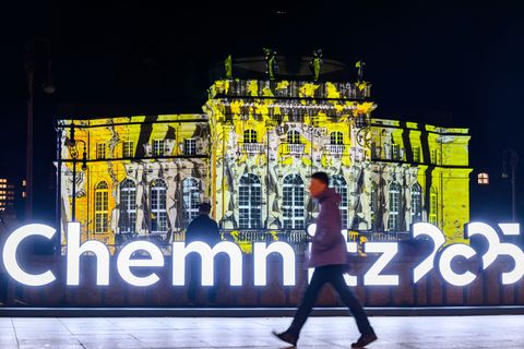 Die Lichtinstallation des polnischen Künstlers Ari Dykier, "Mechanical Opera", wird auf das Chemnitzer Opernhaus projiziert. Fot