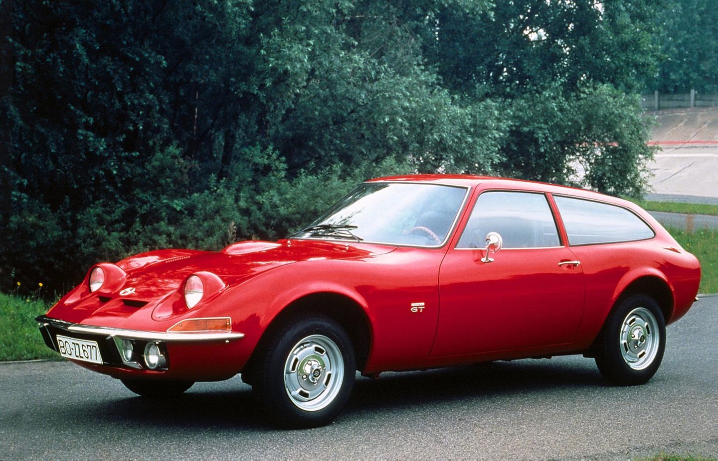 Als "Shooting Break", ein Steilheck-Coupé, hätte der Opel GT nicht nur eine einzigartige Form, sondern ebenso mehr Stauraum gehabt – idealerweise mit Heckklappe. Denn die normale GT-Variante war ein Zweisitzer ohne Kofferraum. Die flache Gepäckablage hinter den Sitzen war nur vom Wageninneren aus erreichbar