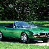 Der Montreal war ein Sportcoupé von Alfa Romeo, das ab 1970 sieben Jahre gebaut wurde. Das aufregende Design – etwa lamellenförmige Blenden über den Scheinwerfern – stammte vom italienischen Autodesigner Bertone.   Als Cabrio wäre der Montreal eine extravagante Alternative zum konservativen, etwas barocken Mercedes 350/450 SL (Baureihe 107) gewesen. Das war der Wagen, den Bobby Ewing in "Dallas" fuhr
