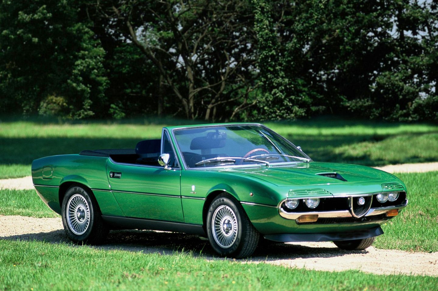 Alfa Romeo Montreal Cabrio Der Montreal war ein Sportcoupé von Alfa Romeo, das ab 1970 sieben Jahre gebaut wurde. Das aufregende Design – etwa lamellenförmige Blenden über den Scheinwerfern – stammte vom italienischen Autodesigner Bertone. Als Cabrio wäre der Montreal eine extravagante Alternative zum konservativen, etwas barocken Mercedes 350/450 SL (Baureihe 107) gewesen. Das war der Wagen, den Bobby Ewing in "Dallas" fuhr