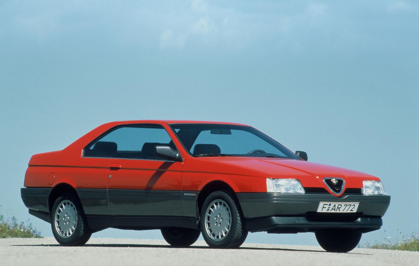 Alfa Romeo 164 Coupé Der Alfa Romeo 164 ist eine Limousine der oberen Mittelklasse (Design Pininfarina, gebaut von 1987 bis 1997). Als Coupé hätte der Wagen viel Dolche Vita ausgestrahlt und wäre eine Alternative zur eher sachlich auftretenden Mercedes C 124-Coupé-Serie gewesen. Natürlich ebenfalls ohne B-Säule
