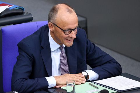 Bundeskanzler Friedrich Merz sitzt im Bundestag auf seinem Platz