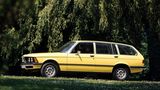 Schon von 1962 an hatte BMW eine "Neue Klasse" eingeführt (Jetzt wieder hochaktuell durch die gleichnamigen E-Modelle). Ein Kombi-Modell gab es damals aber nicht, diese Variante wurde erst 1987 mit dem BMW 3er Touring vorgestellt. Ein sportlicher "Neue Klasse"-Kombi in den 60ern wäre einzigartig gewesen. Nur vergleichbar mit einer Alfa Giulia, die damals von einigen wenigen italienischen Karosseriebauern in homöopathischen Stückzahlen zu Kombis umgebaut wurde