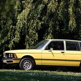 Schon von 1962 an hatte BMW eine "Neue Klasse" eingeführt (Jetzt wieder hochaktuell durch die gleichnamigen E-Modelle). Ein Kombi-Modell gab es damals aber nicht, diese Variante wurde erst 1987 mit dem BMW 3er Touring vorgestellt. Ein sportlicher "Neue Klasse"-Kombi in den 60ern wäre einzigartig gewesen. Nur vergleichbar mit einer Alfa Giulia, die damals von einigen wenigen italienischen Karosseriebauern in homöopathischen Stückzahlen zu Kombis umgebaut wurde