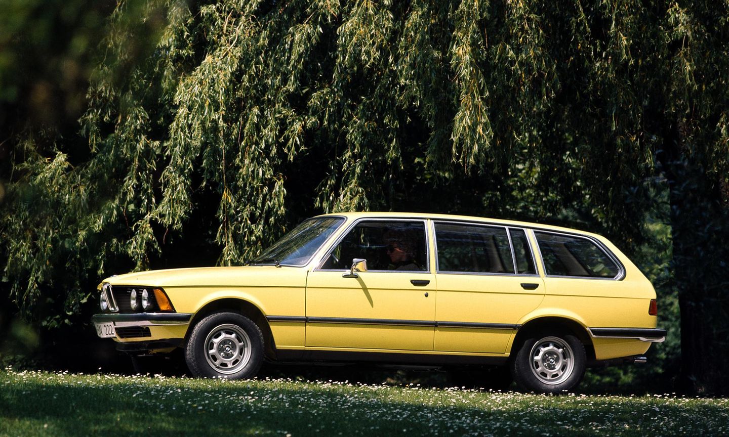 Schon von 1962 an hatte BMW eine "Neue Klasse" eingeführt (Jetzt wieder hochaktuell durch die gleichnamigen E-Modelle). Ein Kombi-Modell gab es damals aber nicht, diese Variante wurde erst 1987 mit dem BMW 3er Touring vorgestellt. Ein sportlicher "Neue Klasse"-Kombi in den 60ern wäre einzigartig gewesen. Nur vergleichbar mit einer Alfa Giulia, die damals von einigen wenigen italienischen Karosseriebauern in homöopathischen Stückzahlen zu Kombis umgebaut wurde