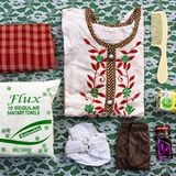 Auf einem Tisch liegen Kleidungsstücke und Hygieneartikel