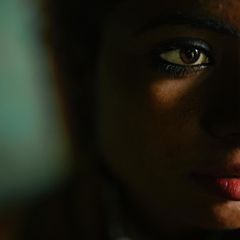 Nahaufnahme der rechten Gesichtshälfte einer Frau