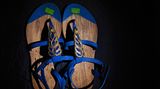 Ein paar Sandalen mit blauen Riemen