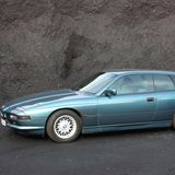 Der BWW 8er war in den 90er-Jahren ein extravagantes und sehr teures Coupé der Oberklasse. Das Design stammte von Klaus Kapitza, der anschließend Designchef von BMW Technik wurde. Die sehr flache Frontpartie mit den Klappscheinwerfern war an die des BMW M1 angelehnt. Ein "Shooting Break" wäre eine ebenso schöne wie auch spektakuläre Variante gewesen. Und da der Kofferraum des normalen 8er doch eher knapp bemessen war, vielleicht sogar sinnvoll – standesgemäßes Vorfahren auf dem Golfplatz inklusive