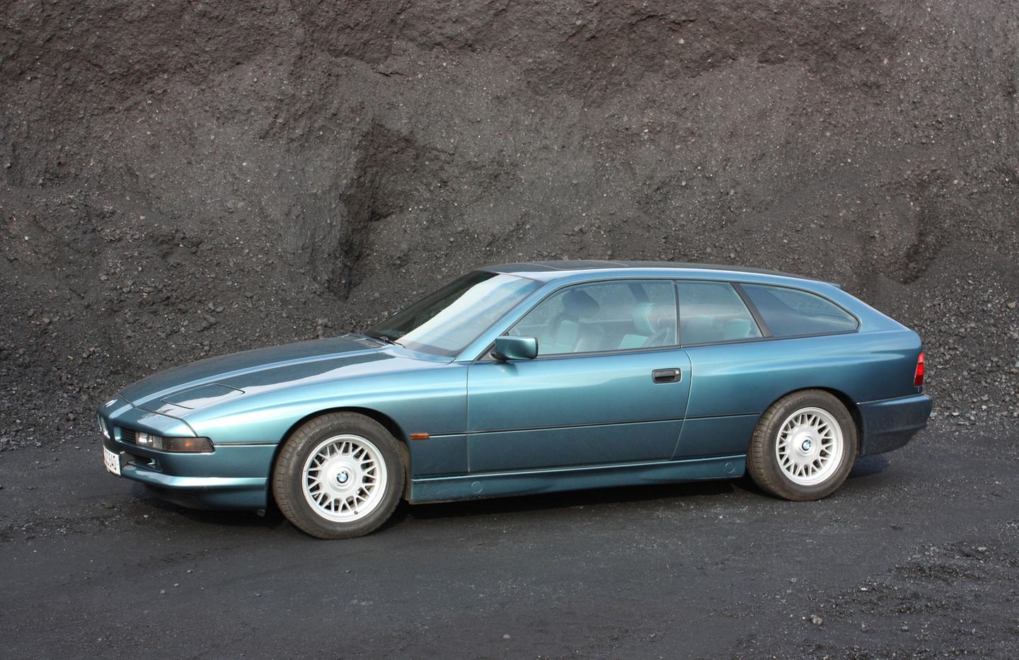 Der BWW 8er war in den 90er-Jahren ein extravagantes und sehr teures Coupé der Oberklasse. Das Design stammte von Klaus Kapitza, der anschließend Designchef von BMW Technik wurde. Die sehr flache Frontpartie mit den Klappscheinwerfern war an die des BMW M1 angelehnt. Ein "Shooting Break" wäre eine ebenso schöne wie auch spektakuläre Variante gewesen. Und da der Kofferraum des normalen 8er doch eher knapp bemessen war, vielleicht sogar sinnvoll – standesgemäßes Vorfahren auf dem Golfplatz inklusive