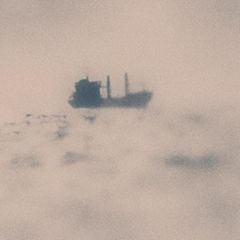 Silhouette eines Schiffes im Nebel