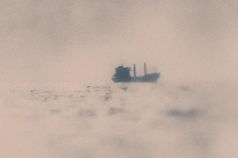 Silhouette eines Schiffes im Nebel