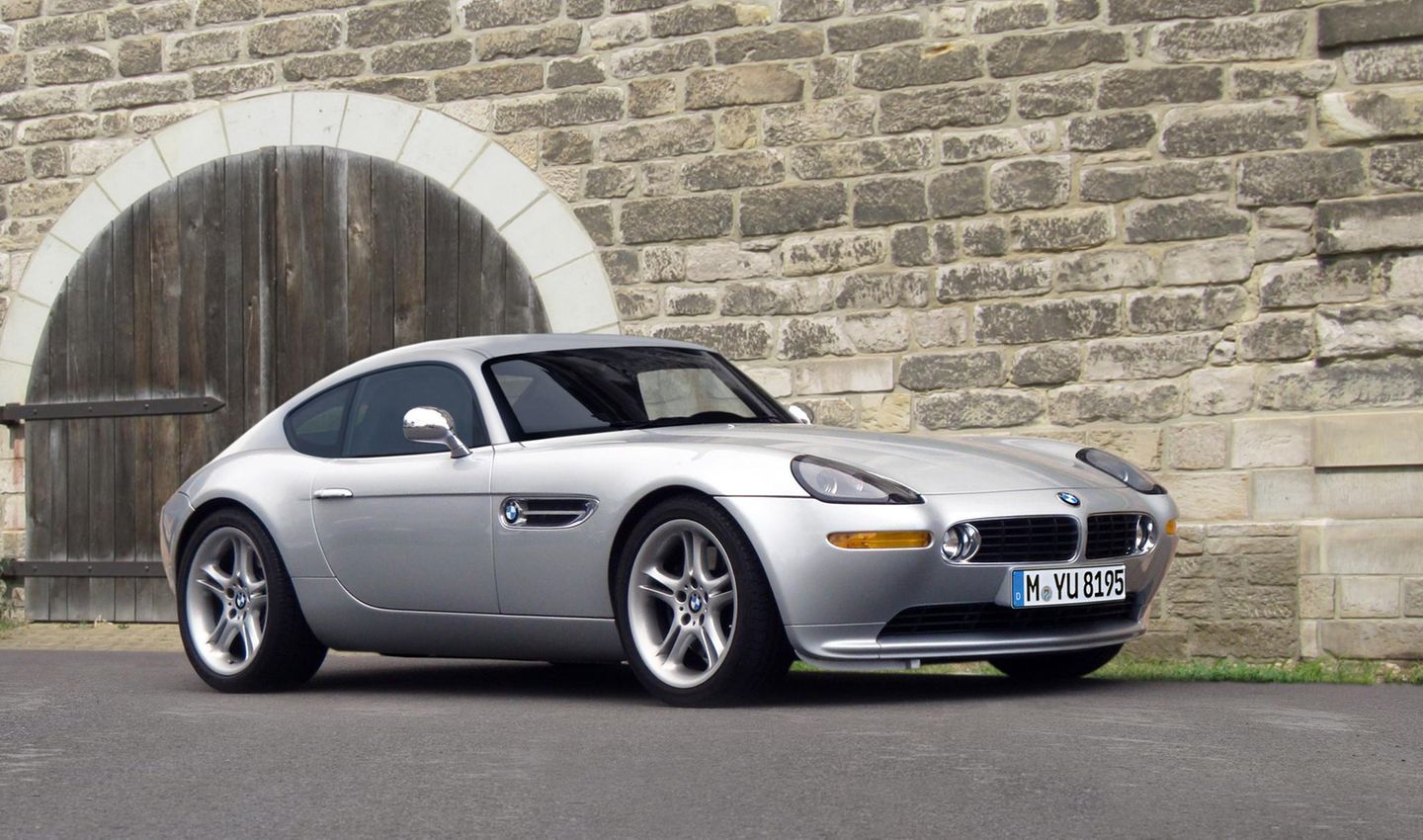Der BMW Z8 von Designer Hendrik Fisker war ein traumhaft schöner Roadster nach Vorbild der Designikone BMW 507 aus den 50er-Jahren und von Albrecht Graf von Goertz entworfen. Mit seiner extrem langen Motorhaube hätte sich als Coupé auch eine fantastische Form ergeben. Alternativ zum Roadster wäre diese Variante ein angemessener Dienstwagen für Pierce Brosnans James Bond in "Die Welt ist nicht genug" gewesen