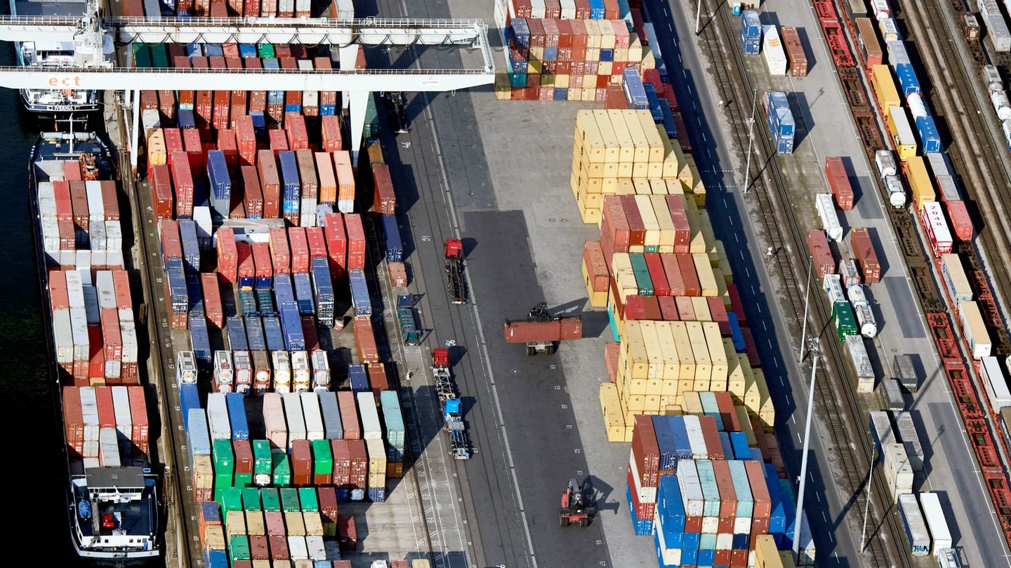Blick auf den Duisburger Containerhafen. Foto: Bernd Thissen/dpa