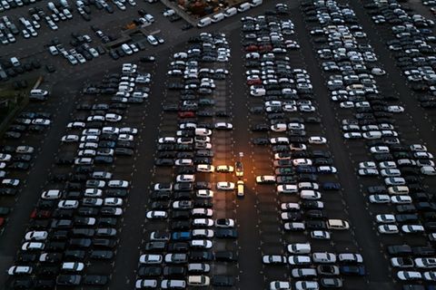 Autos für den Export an einem Logistikterminal in Essen