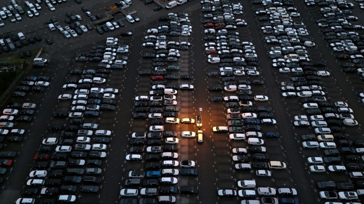 Autos für den Export an einem Logistikterminal in Essen