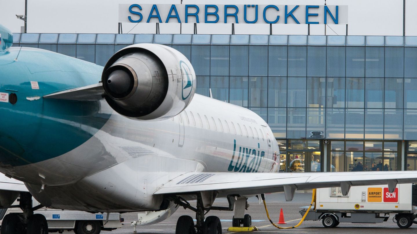 Künftig fliegt auch Ryanair ab Saarbrücken. (Archivbild) Foto: Oliver Dietze/dpa