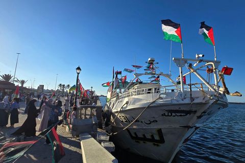 Ein Schiff der Gaza-Hilflotte, hier noch im Hafen von Tripoli, Libyen