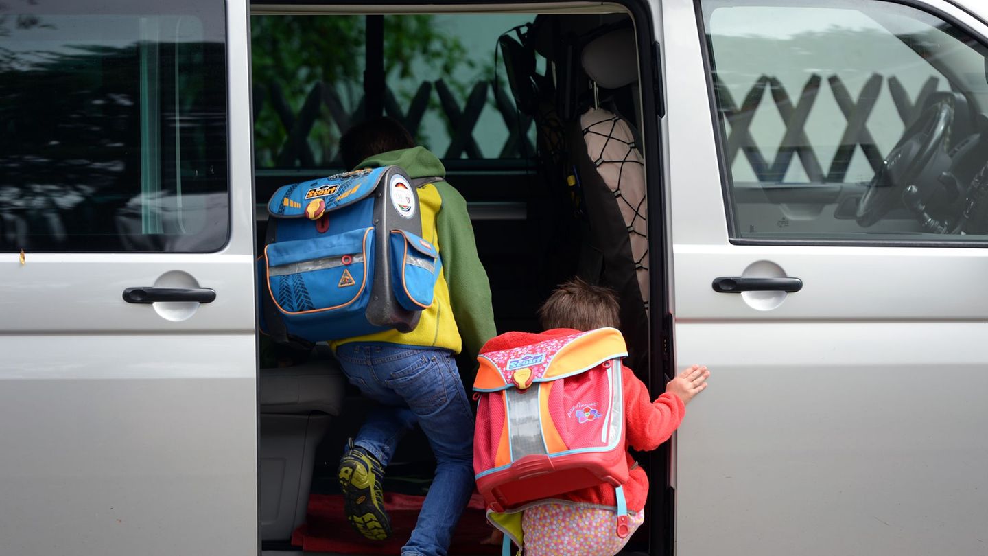 Kinder müssen im Auto korrekt angeschnallt werden - sonst droht ein Bußgeld. (Symbolbild) Foto: Ralf Hirschberger/dpa-Zentralbil