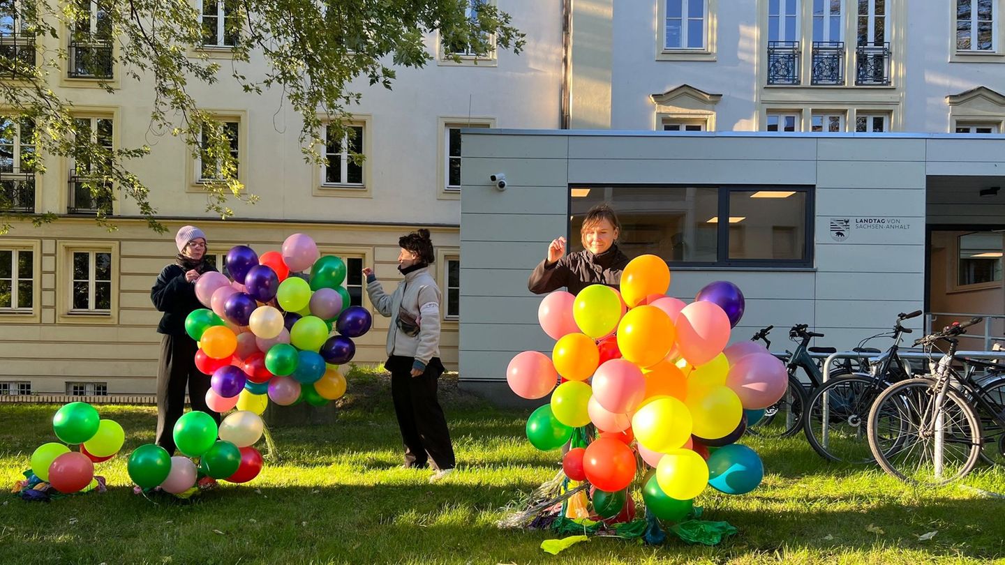 Eltern und Erzieherinnen demonstrieren vor dem Landtag. Foto: Christopher Kissmann/dpa