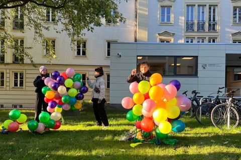 Eltern und Erzieherinnen demonstrieren vor dem Landtag. Foto: Christopher Kissmann/dpa