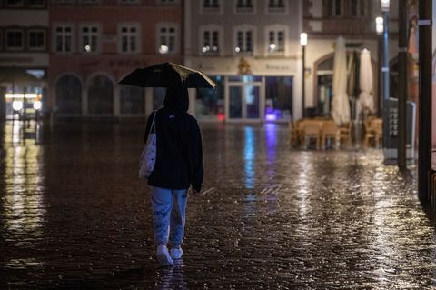 Der Regenschirm darf im Süden in den kommenden Tagen nicht fehlen. Foto: Harald Tittel/dpa