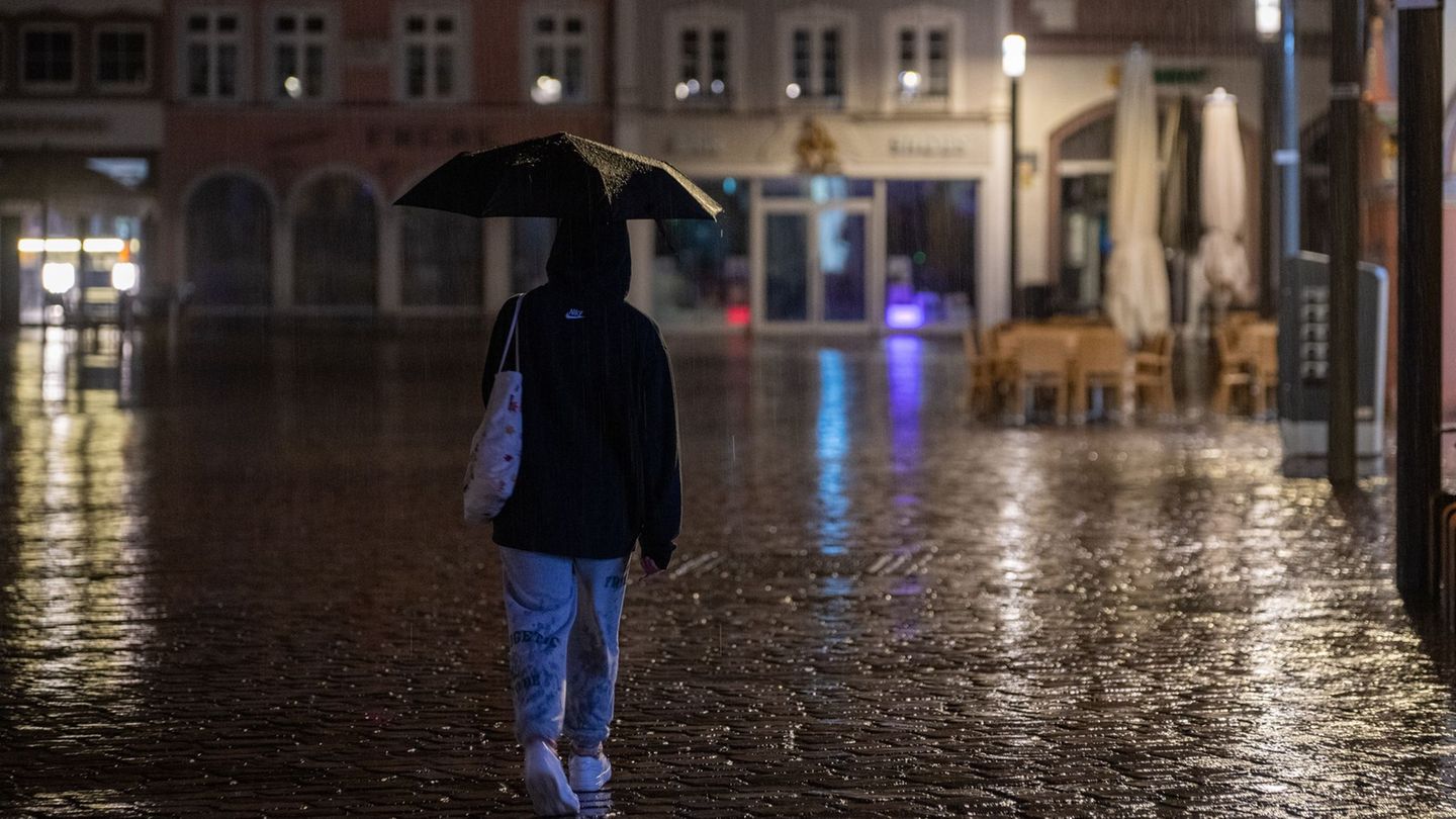 Der Regenschirm darf im Süden in den kommenden Tagen nicht fehlen. Foto: Harald Tittel/dpa