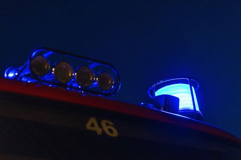 Eine Joggerin ist mit einem Feuerwehrfahrzeug zusammengestoßen. (Symbolbild) Foto: Philipp von Ditfurth/dpa