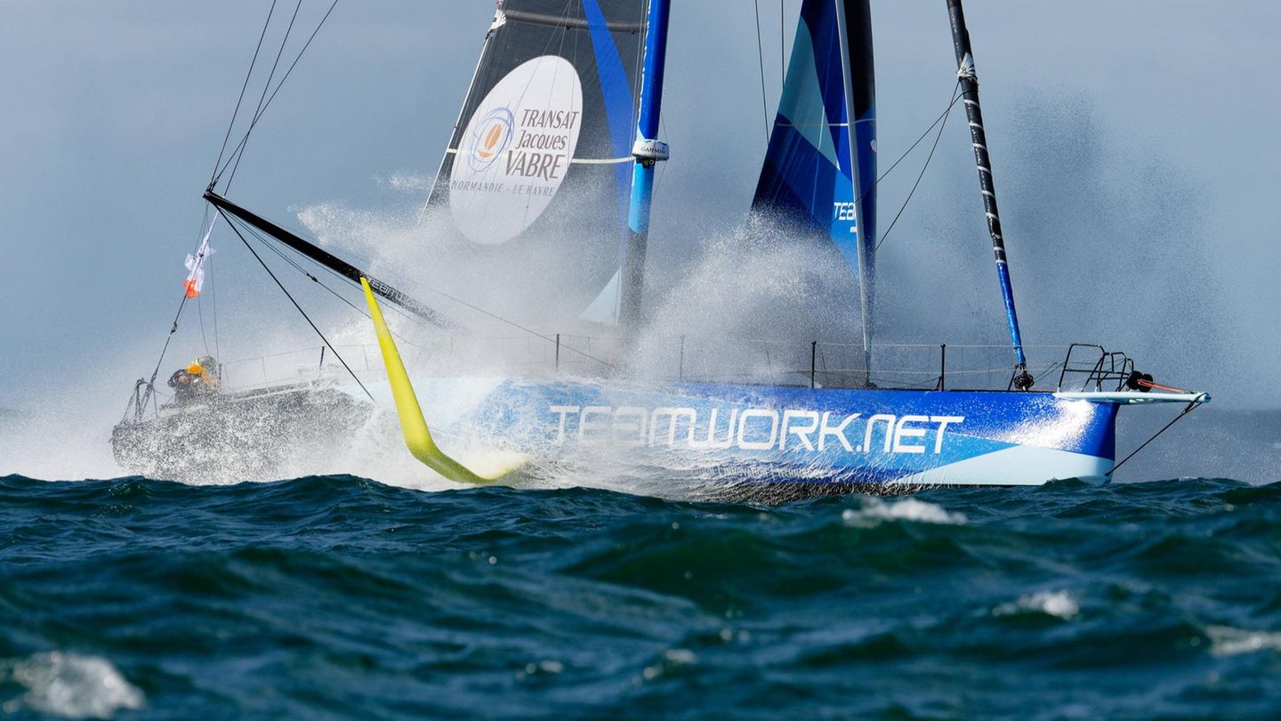 Wind im Segel: Frauen gewinnen regelmäßig Regatten auf Top-Niveau. Bei vielen Wettbewerben, einschließlich Olympia, treten gemischte Teams an. Auf dem Foto segelt die Skipperin Justine Mettraux mit ihrem Partner Julien Villion 2023 ein Rennen vor Lorient in Westfrankreich und setzt sich gegen männliche Teams durch. Auch in Einzelwettkämpfen können Frauen mithalten. 2023 gewann die Südafrikanerin Kirsten Neuschäfer das Golden Globe Race, sie umrundete in 233 Tagen und 19 Stunden allein auf einer Rennyacht die Welt – schneller, als alle Männer
