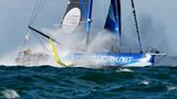 Wind im Segel: Frauen gewinnen regelmäßig Regatten auf Top-Niveau. Bei vielen Wettbewerben, einschließlich Olympia, treten gemischte Teams an. Auf dem Foto segelt die Skipperin Justine Mettraux mit ihrem Partner Julien Villion 2023 ein Rennen vor Lorient in Westfrankreich und setzt sich gegen männliche Teams durch. Auch in Einzelwettkämpfen können Frauen mithalten. 2023 gewann die Südafrikanerin Kirsten Neuschäfer das Golden Globe Race, sie umrundete in 233 Tagen und 19 Stunden allein auf einer Rennyacht die Welt – schneller, als alle Männer