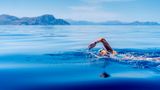 Im Freiwasserschwimmen über lange Strecken können Frauen mit Männern mithalten. Auf diesem Foto zu sehen ist die deutsche Schwimmerin Nathalie Pohl, sie durchquerte 2021 den 40 Kilometer langen Kanal von Menorca in 9:50 Stunden. Zwar hält den Weltrekord auf dieser Strecke ein Mann, im Jersey Kanal vor der französischen Küste konnte sie allerdings eine Bestzeit aufstellen, die bislang weder andere Frauen noch Männer übertreffen konnten. Sie schwamm die 22,5 Kilometer lange Strecke in sensationellen 5:29 Stunden