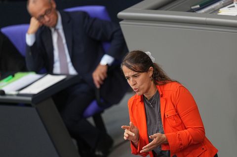 Die SPD-Abgeordnete Heike Heubach hielt ihre vierte Bundestagsrede in Gebärdensprache. Foto: Michael Kappeler/dpa
