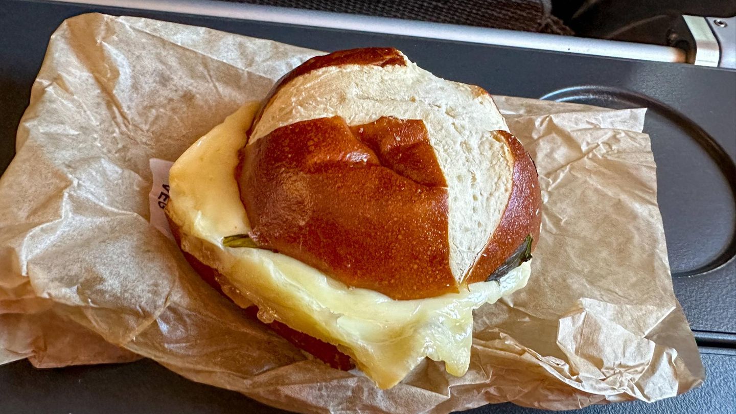 Langstrecke im Flugzeug: Es ist übrigens durchaus erlaubt, sein eigenes Essen mitzubringen. Rücksichtsvoll ist es jedoch, auf allzu deftige Speisen wie alten Käse oder hartgekochte Eier zu verzichten. Und in Länder wie den USA und Neuseeland dürfen auch keine Gemüse- und Früchte(reste) eingeführt werden. Wer übrigens schneller bedient werden will, äußert vor Flugbeginn Sonderwünsche wie glutenfreie oder vegane Nahrung, koschere oder Halal-Mahlzeiten – sie werden fast immer als erstes zubereitet Es ist übrigens durchaus erlaubt, sein eigenes Essen mitzubringen. Rücksichtsvoll ist es jedoch, auf allzu deftige Speisen wie alten Käse oder hartgekochte Eier zu verzichten. Und in Länder wie den USA und Neuseeland dürfen auch keine Gemüse- und Früchte(reste) eingeführt werden. Wer übrigens schneller bedient werden will, äußert vor Flugbeginn Sonderwünsche wie glutenfreie oder vegane Nahrung, koschere oder Halal-Mahlzeiten – sie werden fast immer als erstes zubereitet