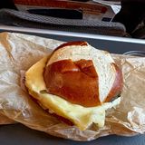 Es ist übrigens durchaus erlaubt, sein eigenes Essen mitzubringen. Rücksichtsvoll ist es jedoch, auf allzu deftige Speisen wie alten Käse oder hartgekochte Eier zu verzichten. Und in Länder wie den USA und Neuseeland dürfen auch keine Gemüse- und Früchte(reste) eingeführt werden. Wer übrigens schneller bedient werden will, äußert vor Flugbeginn Sonderwünsche wie glutenfreie oder vegane Nahrung, koschere oder Halal-Mahlzeiten –  sie werden fast immer als erstes zubereitet   