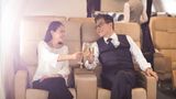 Warum eigentlich nicht ein paar Bier, etwas Wein oder Gin Tonic trinken – die Zeit vergeht wie im Flug und falls nicht, schläft es sich eben leichter. Klingt eigentlich nach einem guten Plan, zumal auf viele Airlines auf langen Strecken Alkohol kostenlos ausgeben. Aber: Gern gesehen ist das nicht. Stattdessen, auch wenn es nicht so prickelt: viel stilles Wasser. Vor allem auch wegen der trockenen Kabinenluft   
