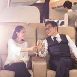 Warum eigentlich nicht ein paar Bier, etwas Wein oder Gin Tonic trinken – die Zeit vergeht wie im Flug und falls nicht, schläft es sich eben leichter. Klingt eigentlich nach einem guten Plan, zumal auf viele Airlines auf langen Strecken Alkohol kostenlos ausgeben. Aber: Gern gesehen ist das nicht. Stattdessen, auch wenn es nicht so prickelt: viel stilles Wasser. Vor allem auch wegen der trockenen Kabinenluft   