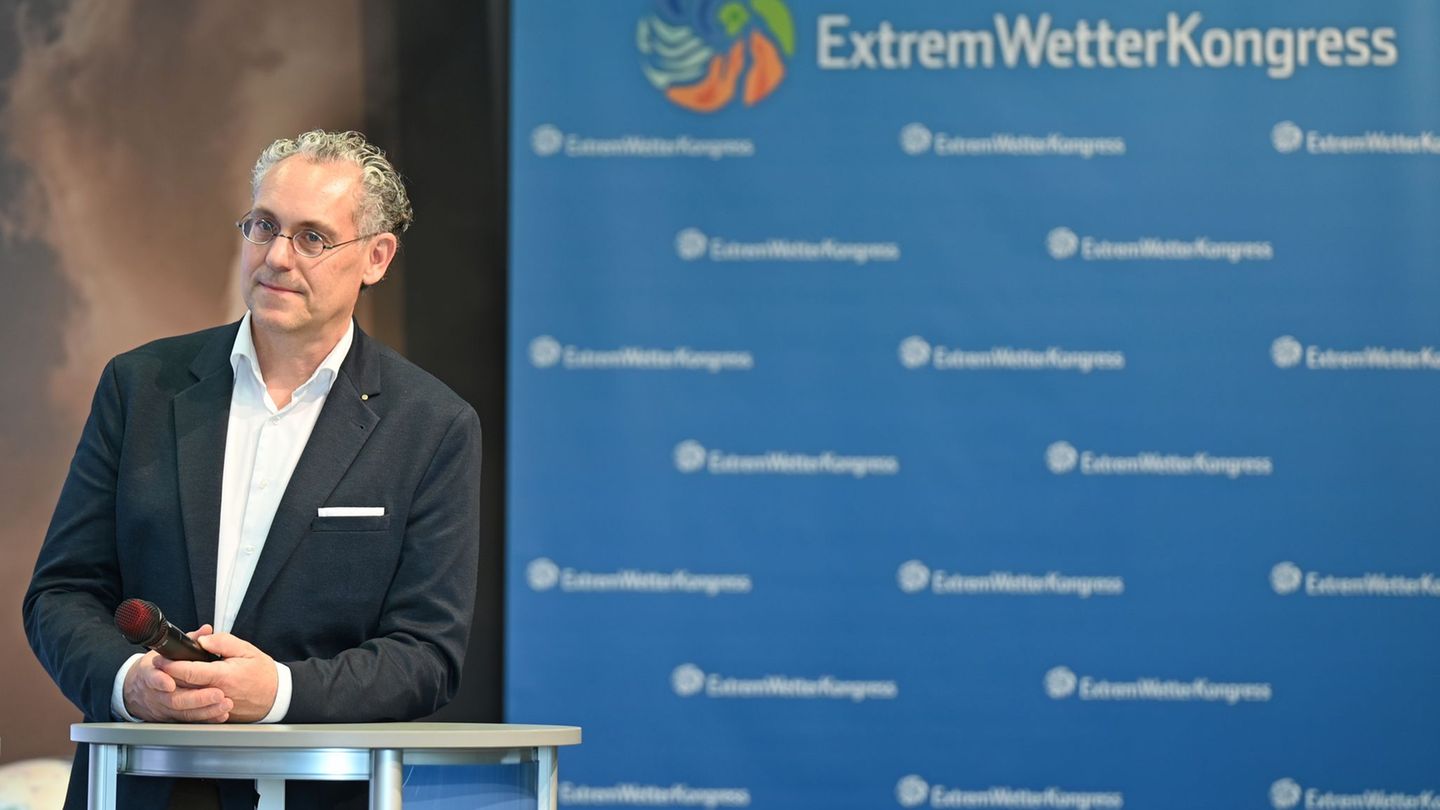 Die Experten befürchten, dass es in Zukunft mehr Hitzewellen und heftigere Sturmfluten geben wird. Foto: David Hammersen/dpa