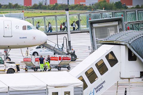 Trotz Stopp des Aufnahmeprogramms dürfen einige Afghanen nach Deutschland ausreisen. (Archivfoto) Foto: Moritz Frankenberg/dpa