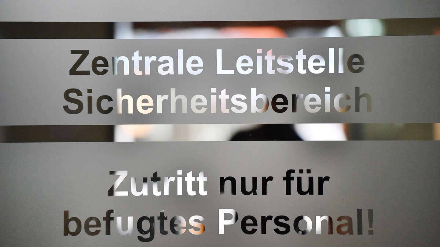 Die mittlerweile laufende Partnerschaft der Leitstellen Erfurt und Nordhausen sei zukunftsweisend, sagt das Innenministerium. (A