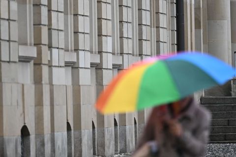 Zumindest ein Klecks Farbe in all dem Grau: Ein kunterbunter Regenschirm. Foto: Bernd Weißbrod/dpa
